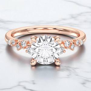 Anillo de compromiso solitario con diamante redondo de 1.75 quilates F-G/VS cultivado en laboratorio, engastado con puntas, hecho en plata para mujer. - Product Image 4