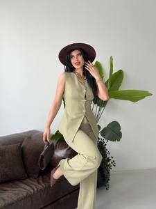 Ensemble tailleur sans manches vert olive pour femme avec détails boutonnés, pantalon long élégant en crêpe et gilet, coupe classique, idéal pour le printemps - Product Image 4