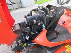 Cortacésped Kubota GR1600, motor diésel bicilíndrico de 13.5 hp, transmisión hidrostática, ancho de corte de 107 cm, recogedor de césped - Product Image 5