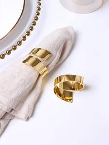 Rond de serviette en métal artisanal artistique avec des sculptures complexes pour les célébrations culturelles cérémonies religieuses ou un décor festif - Product Image 5