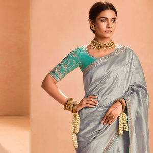 ชุดส่าหรีผ้าไหมคุณภาพสูงสำหรับผู้หญิงดีไซน์เนอร์ผ้าเนื้อแก้วเนื้อนุ่มปักลายขอบสไตล์ดั้งเดิมสมัยใหม่สำหรับงานแต่งงานอินเดีย - Product Image 1