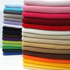 ผ้าฟลีซโพลีเอสเตอร์ออร์แกนิก100ขนแกะป้องกันเม็ดโพลีเอสเตอร์180 GSM เสื้อผ้าย้อมสีล้วนๆ128สีต่างกัน - Product Image 1