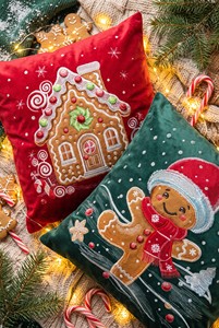 Housse de coussin décorative de Noël personnalisée en velours brodé motif maison de pain d'épices, 47x47cm, lavable, avec fermeture éclair, festive - Product Image 6