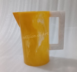 Jarra de resina de remolino de lujo moderno con mango blanco Técnica de pulido amarillo Característica sostenible para té de agua o fiestas - Product Image 2