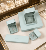 Boîte de présentation carrée MISEN de qualité supérieure, intérieur en daim doux, fermeture à couvercle, style personnalisé pour l'emballage de bijoux de marque en vente au détail