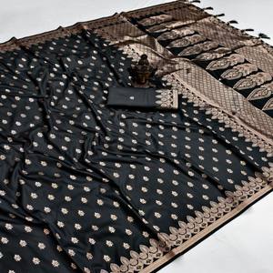 Sari de Seda Banarasi VASTRA COTTAGE con Diseño de Zari Tejido a Mano en Toda la Superficie, Pallu Rico y Blusa de Seda de Contraste Suave - Product Image 5