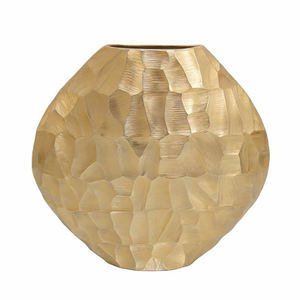 Florero de acabado dorado antiguo de diseño martillado hecho a mano de aluminio sólido con jarrón hecho a mano de diseño único - Product Image 1