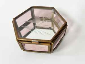 Boîte à bagues de bijoux en verre hexagone de luxe Vente en gros Anneau Collier Pendentif Bracelet Bijoux Boîte à bagues pour fiançailles Boîte en métal en verre - Product Image 4