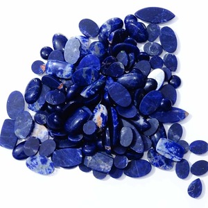 Lote de cabujón suelto de sodalita natural, formas y tamaños mixtos, cabina de cuarzo azul para la fabricación de joyas, suministro de piedras preciosas al por mayor - Product Image 1