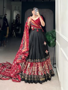 Coloré classique Lehenga Choli avec broderie de fleurs à la main imprimé Zari bordure soie taffetas longueur au sol A-ligne pour adulte - Product Image 3