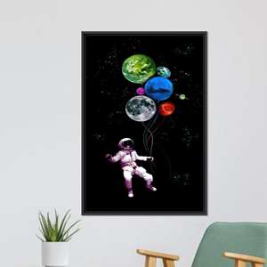 Impresión en lienzo de astronauta: arte moderno, arte de pared para niños, regalo para abuela, con marco negro - Product Image 1