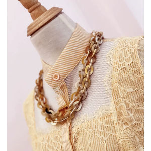 Collar de Lujo Hecho a Mano con Cuerno de Búfalo, Joyería Natural y Sostenible para Mujer, Alta Calidad - Product Image 1
