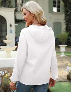 Veste coupe-vent légère et imperméable à capuche pour femme - Product Image 2