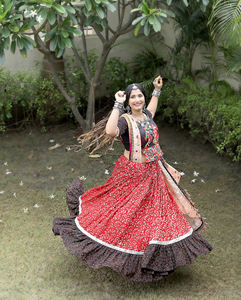 Diseñador de Bollywood Trabajo pesado Lehenga Choli para ocasiones especiales para bodas Fiestas Compromisos-Ropa étnica especial Precio bajo - Product Image 2