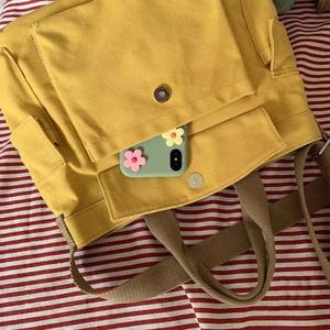 Bolso de cuero minimalista moderno para mujer con silueta elegante y textura pulida - Product Image 2