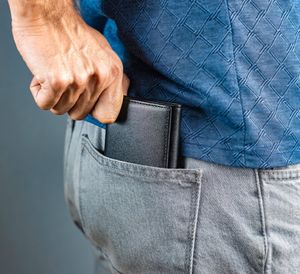 กระเป๋าสตางค์ของผู้ชายหนังแท้แบบพับสามทบสำหรับผู้ชายกระเป๋าสตางค์แบบ LTW-0022B หนังแท้สีน้ำตาลหรูหราออกแบบได้ตามต้องการ - Product Image 3