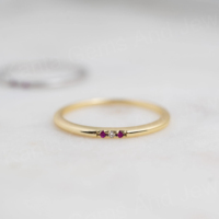 Anillo Unisex Cristiano Minimalista de Plata de Ley 925 Maciza con Baño de Oro de 14K y Rubí de Corte Brillante Engastado en Puntas, Tipo Eternity