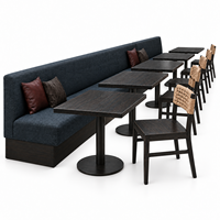 Ensemble de mobilier de restaurant avec banquettes et chaises en bois à dossier en rotin et tables noires pour café bistro