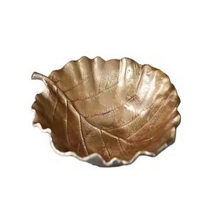 Tazón para servir de Metal dorado con forma de hoja para Navidad, hogar, Hotel, mesa, nueces, uso para servir frutas, precio al por mayor - Product Image 1