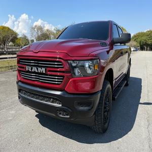MÁS VENDIDO EN 2023 R-AM 1-500 CREW CAB 4X4 TRADESMAN TRANSMISIÓN AUTOMÁTICA ASIENTOS DE CUERO - Product Image 1