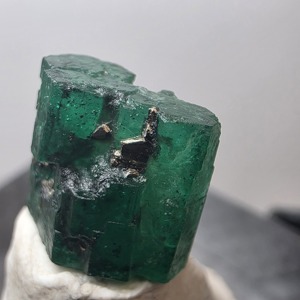 Gema Brillante, Esmeralda Natural, Cristal de 5 Quilates, Corte Hexagonal |   Espécimen de Esmeralda Verde en Bruto |   Valle de Swat, Pakistán |   Colector | - Product Image 3