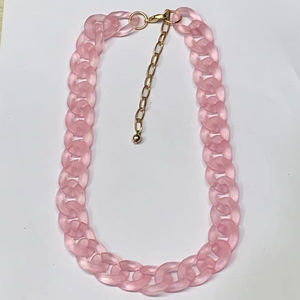 Collar de cuentas de resina más vendido por Unique Craft India Colgante de estilo moderno colorido con modelo de artesanía de media luna - Product Image 1