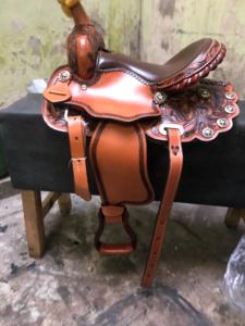 Ensemble de selle western en cuir avec décorations d'art sur bois de qualité supérieure, thème course de barils |   Ensemble de fixation sans clou pour équipement d'équitation en acier inoxydable, façonné à la main - Product Image 2