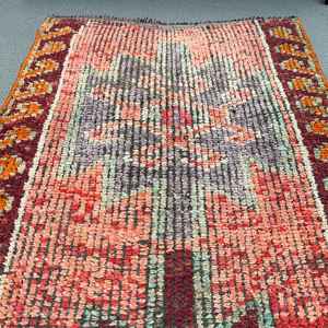 Alfombra Vintage de 2.6x8.4 pies, Alfombra Turca, Alfombra de Lana con Diseño de Camuflaje Rojo Naranja - Product Image 3