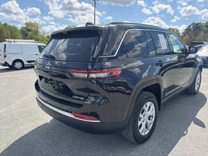 Jeep Grand Cherokee Limited 2023 Usado en Excelentes Condiciones - Product Image 2