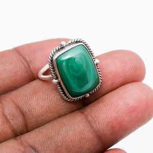 Bague en pierre précieuse malachite verte naturelle Bijoux faits à la main Bague en pierre verte élégante Cadeau unique pour les femmes Bijoux de mode pour elle - Product Image 1