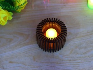 Bougeoir en bois à six colonnes, idéal pour la décoration intérieure, centre de table et éclairage festif, fabriqué à la main en Inde - Product Image 4