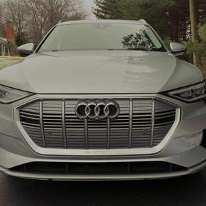 Audi e-tron Premium Plus 2021 impecable, con doble motor, tracción total y sistema de suspensión neumática adaptativa - Product Image 1