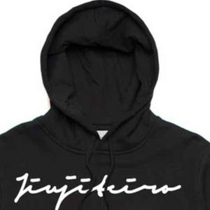 Sudadera con capucha Core Signature negra para hombre, mezcla pesada de algodón y poliéster, ajuste regular, aislada y cómoda para uso diario - Product Image 5