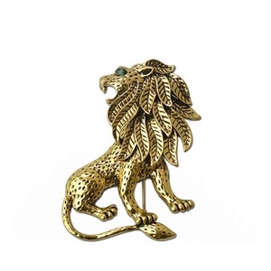 Broche de abrigo minimalista dorado de latón con diseño de nicho europeo y americano de alta calidad - Product Image 1