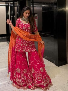 Pour une élégance quotidienne, ce salwar kameez en soie georgette simple et élégant avec de riches broderies et des motifs imprimés à la main est idéal pour les fêtes. - Product Image 5
