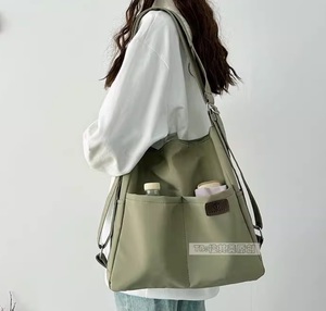 Sac à bandoulière avec poche à rabat avant et sangle réglable, design minimaliste élégant pour un usage quotidien, matériau léger et durable - Product Image 2