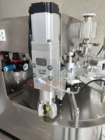Machine de remplissage et de bouchage semi-automatique rotative de table pour sachets Doypack et poches à bec verseur, pour liquides de petite taille