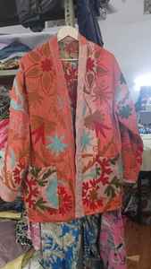Veste de couette vintage en coton Kantha brodé Suzani avec longues poches Taille unique - Product Image 3