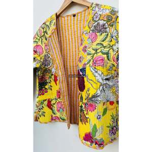 Veste en coton matelassée réversible style bohème, patchwork, avec franges, sequins, plumes, décorations de perles, logo personnalisable - Product Image 5