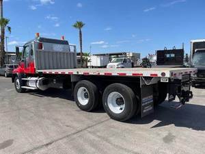 Camión de Plataforma Plana de 20 pies con Eje Tándem 114SD de 2014, Motor de 410 HP, Caja de Cambios Automática Allison RDS de 6 Velocidades, Duradero y de Alto Rendimiento - Product Image 4
