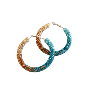 Boucles d'oreilles en perles de rocaille ornées de couleurs artisanales pour les fashionistas chics Boucles d'oreilles artistiques en perles ornées de motifs tribaux d'été - Product Image 2
