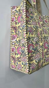 Bolso de hombro de algodón indio suave hecho a mano, bolso acolchado con estampado de arcoíris para viajes diarios, cierre abierto de moda con decoración de cadenas - Product Image 2