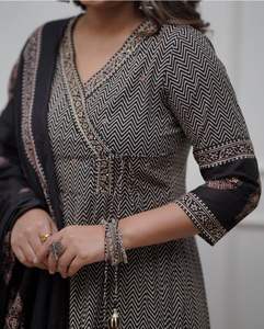 Rayón de diseño Evergreen con impresión digital Angrakha Kurti Pant y fabricante Dupatta de Surat a la tarifa más baja - Product Image 4