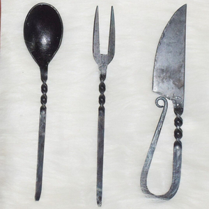 Collection de couverts élégants en métal avec poignées plaquées or conçues pour une expérience culinaire élégante et un ensemble de couverts à usage quotidien - Product Image 6
