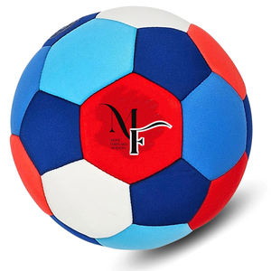 ¡Lleva la diversión del fútbol al interior con el balón de fútbol acolchado suave! Esta pelota suave acolchada de tamaño 4 es perfecta para un juego seguro en interiores. - Product Image 2