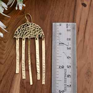 Boucles d'oreilles en laiton goutte d'or | Bijoux pendants faits à la main de style Kylin | Cadeau léger Boho Chic pour femme - Product Image 3