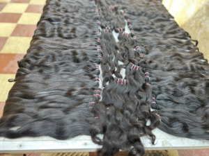 ผมต่อเกรด 12A แบบธรรมชาติ ลอนคลื่น  แบบผมแท้จากอินเดีย  จัดเรียงเกล็ดผม  ไม่หลุดร่วง  นุ่ม เงางาม  ผลิตด้วยเครื่องจักร - Product Image 4