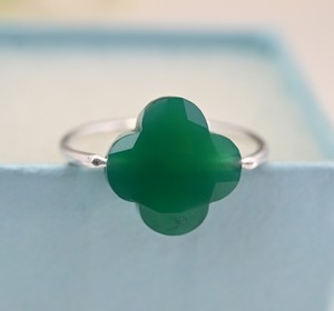 แหวนเงินแท้ 925 ประดับพลอยออนิกซ์สีเขียวธรรมชาติ ขนาด 10 มม. รูปทรงใบโคลเวอร์ ดีไซน์แบบ Checker ชุบทอง 18k สำหรับงานแต่งงานหรืองานเลี้ยงค็อกเทล สำหรับผู้หญิง - Product Image 3