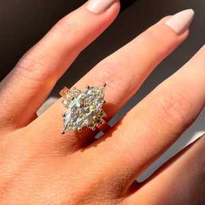 Bague de fiançailles Art Déco en moissanite taille marquise, or jaune 14 carats, inspiration vintage, accent floral, bijoux fins pour femme - Product Image 3