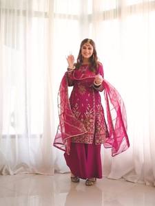 เสื้อโปโลผ้ากำมะหยี่ปักลาย zari สีน้ำเงินเข้ม - Product Image 3